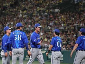 　５回途中で降板する藤浪に対し、スタンドから拍手が送られた
