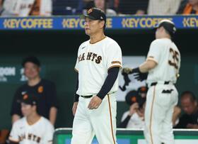 厳しい表情で選手高交代を告げる橋上監督代行（撮影・金田祐二）