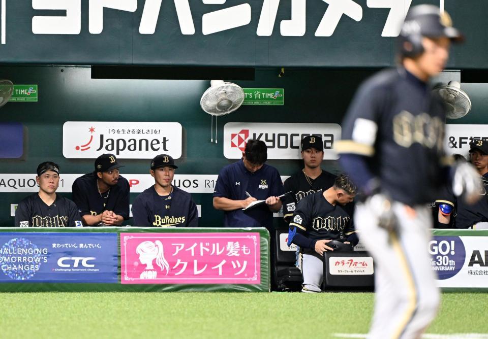 ソフトバンクに大敗し、ぼうぜんとするオリックスの選手たち