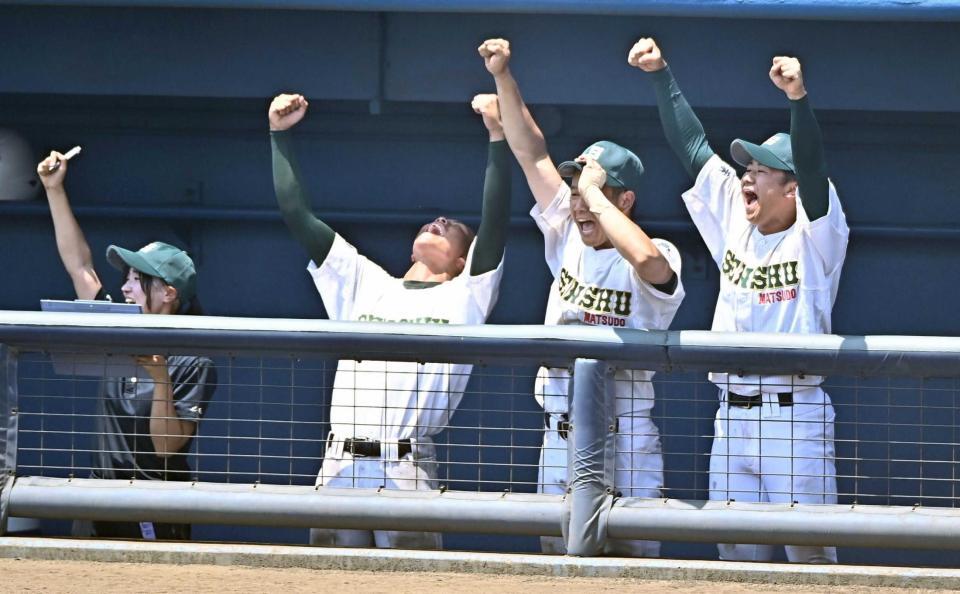 　８回、三坂が内野安打で出塁しベンチで大喜びの専大松戸ナイン（撮影・開出牧）