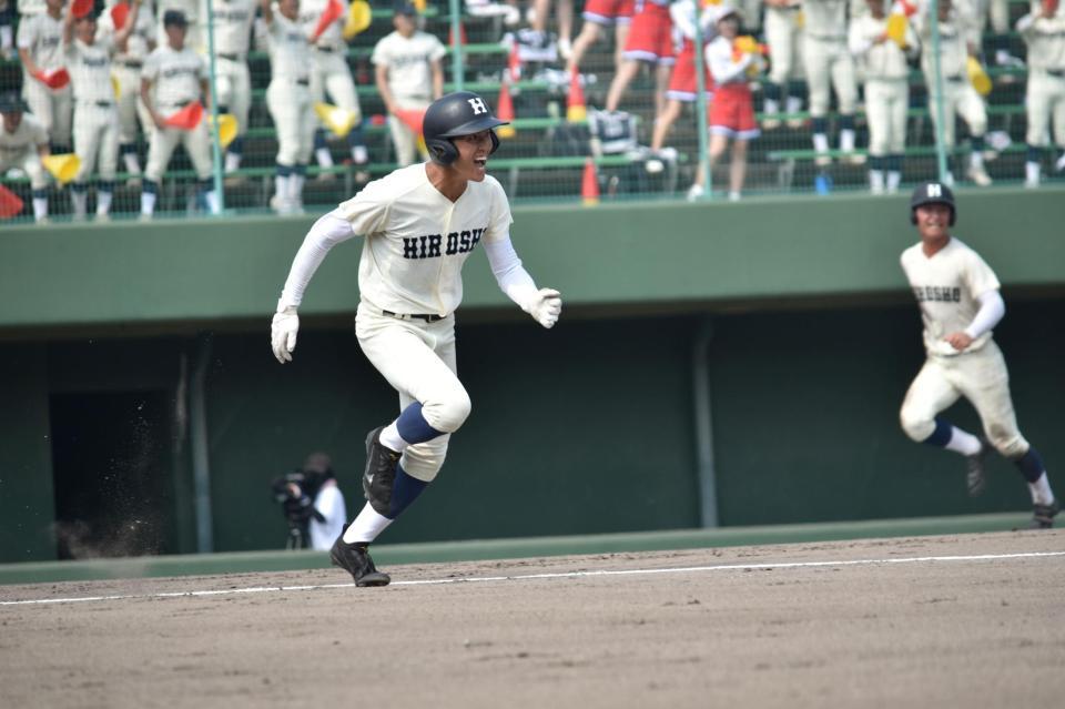 初回、先制の２点右前適時打を放つ広島商・中本拓志