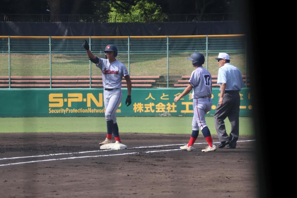 初回に先制適時打を放ち、人さし指を突き上げる小川