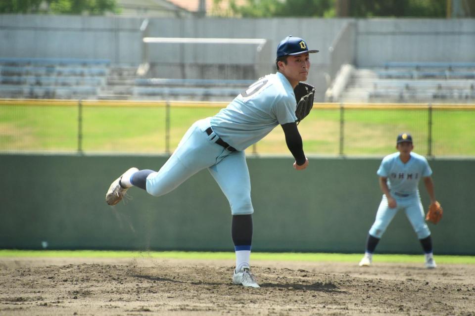 ２番手として登板する近江・上田健介