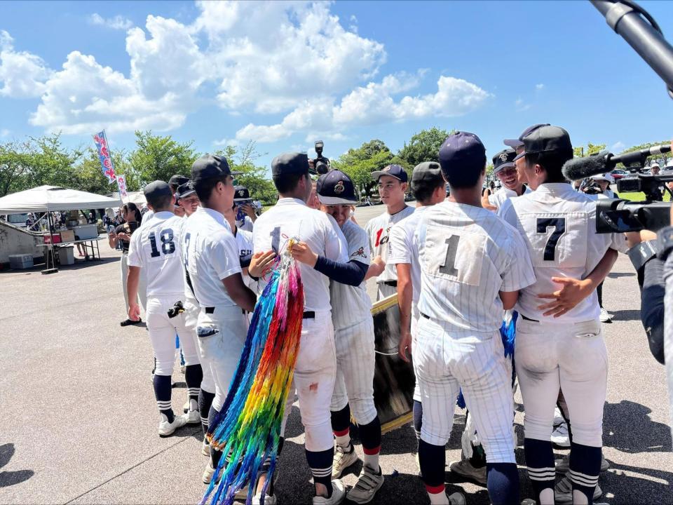 富山商ナインが涙しながら相手校とハグ
