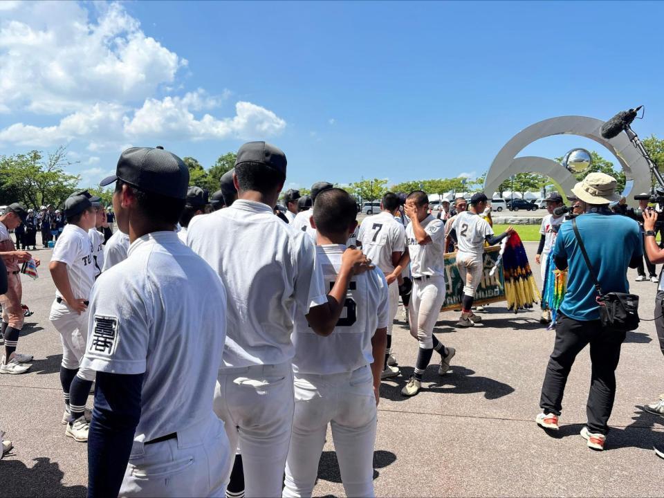 泣きながら千羽鶴を渡す富山商ナイン