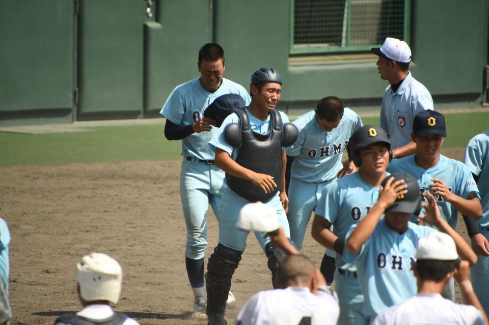 準決勝敗退に涙を浮かべる近江の選手たち