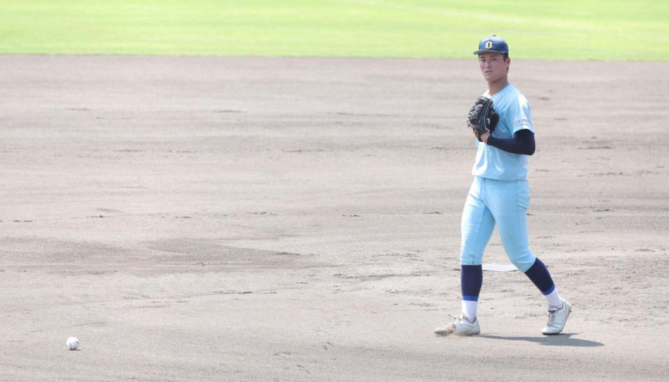 ６回、近江・上田健介は投球前にボールを落とし、ボークの判定を受けた近江・上田健介（撮影・坂部計介）