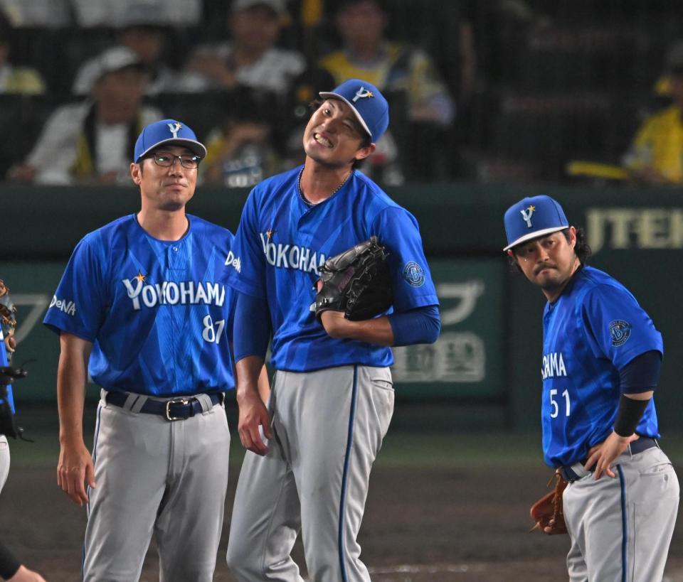 ５回途中で相川監督（左）から交代を告げられ、残念がる藤浪＝２２日