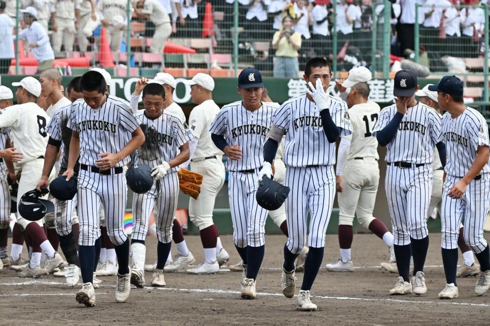 準決勝で東筑に敗れ、引き揚げる九州国際大付の選手たち（撮影・米村勇飛）