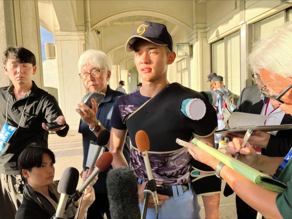 高岡第一・前田は試合後、目に涙をためて取材に応じる