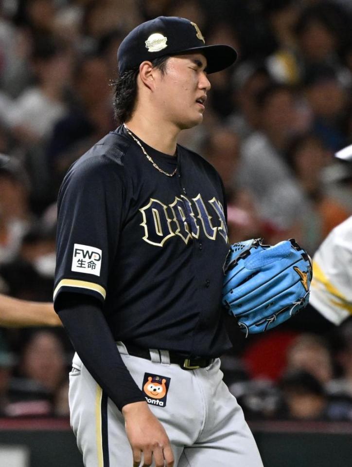 ５回、正木に中越えへ逆転２点本塁打を浴び、悔しさをにじませる山口