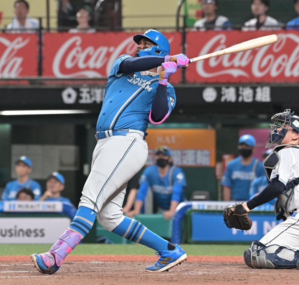 ４回、左越え２点本塁打を放つレイエス（撮影・持木克友）