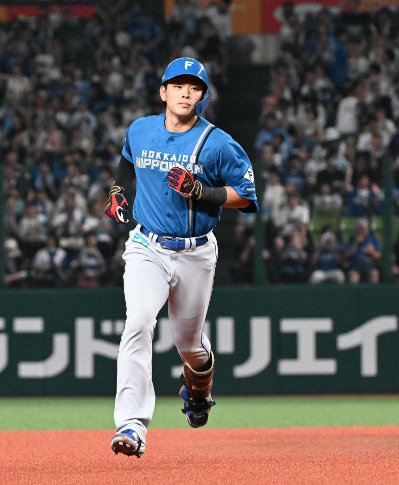 ３回、左越えに逆転の３点本塁打を放った野村