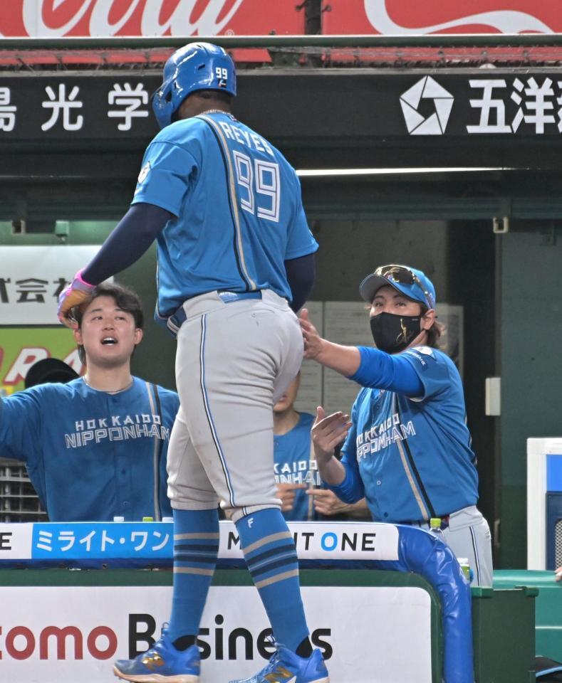 ６回、万波の本塁打で生還した日本ハム　レイエスを迎える新庄監督（撮影・持木克友）