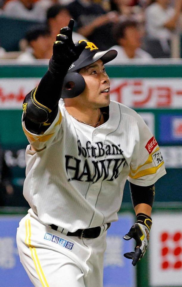 ７回、本塁打を放ち一塁に向かう近藤