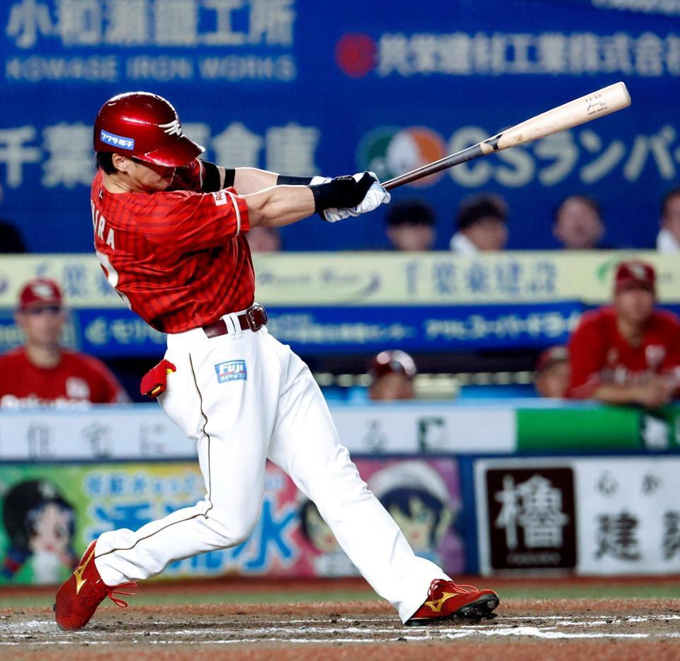 ８回、平良が左前に勝ち越し打を放つ