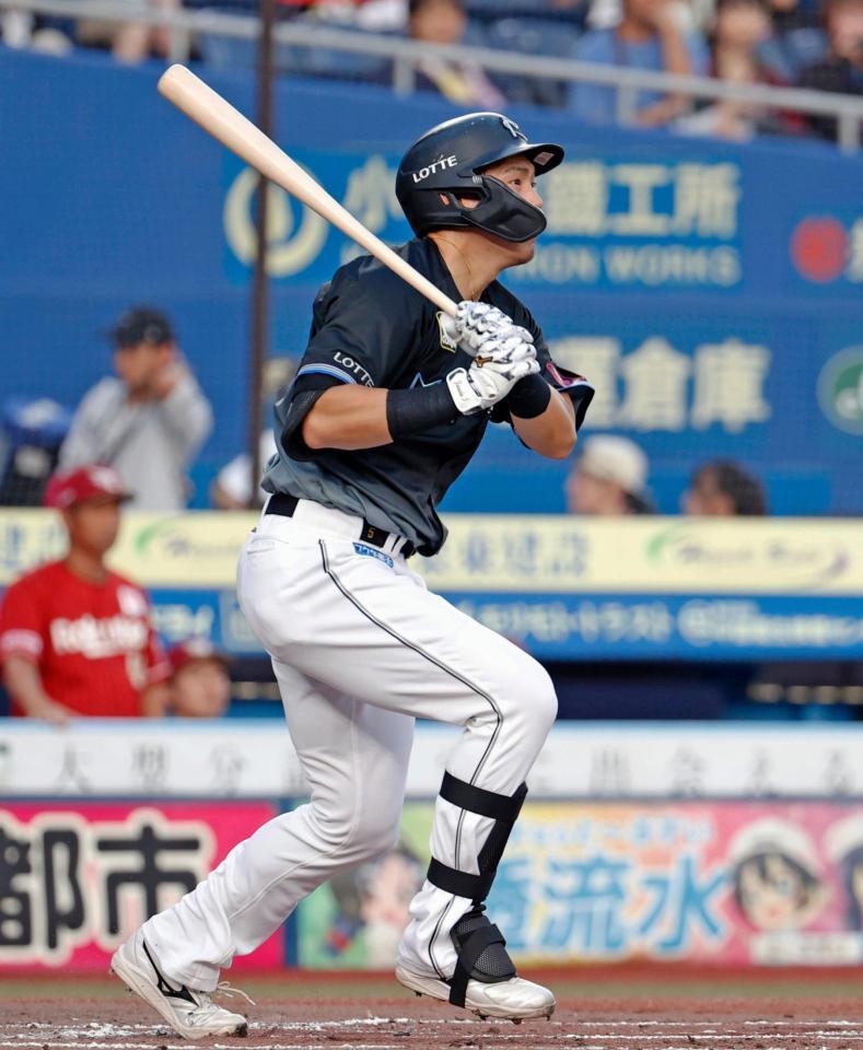 １回、安田が右前に先制打を放つ