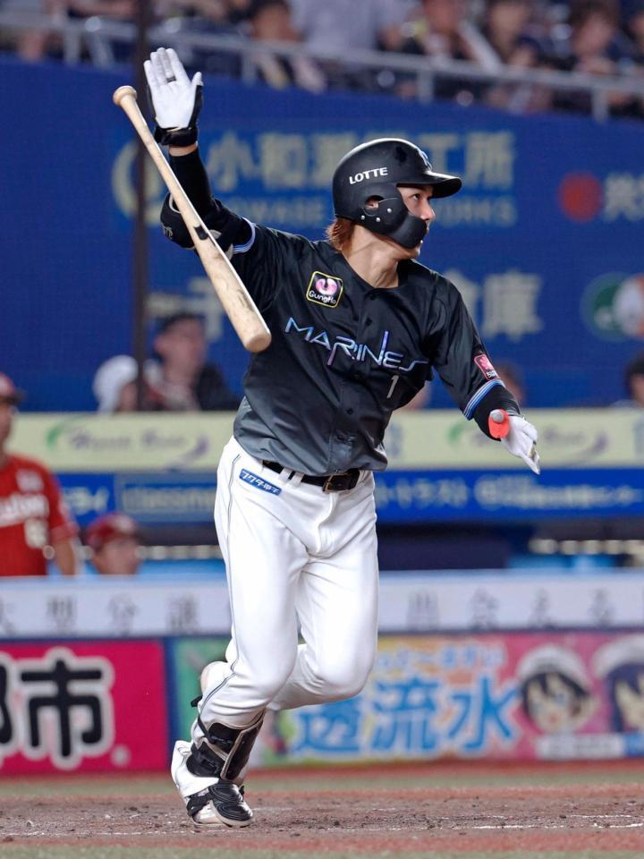 ５回、藤原が右中間に適時二塁打を放つ