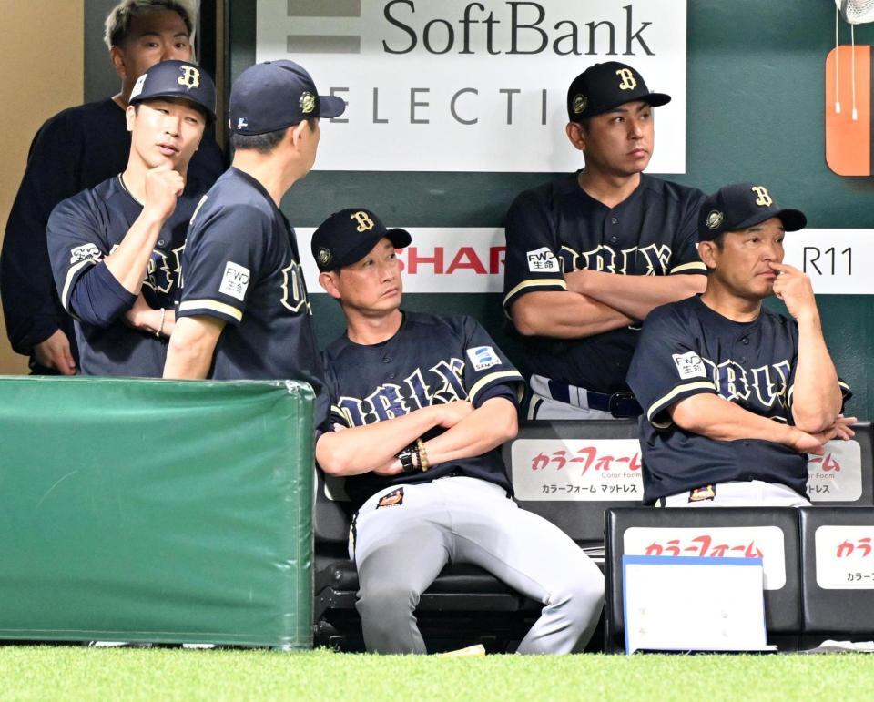 ９回、柳田の中越えへの打球でリクエストを要求し、判定を待つ岸田監督（中央）