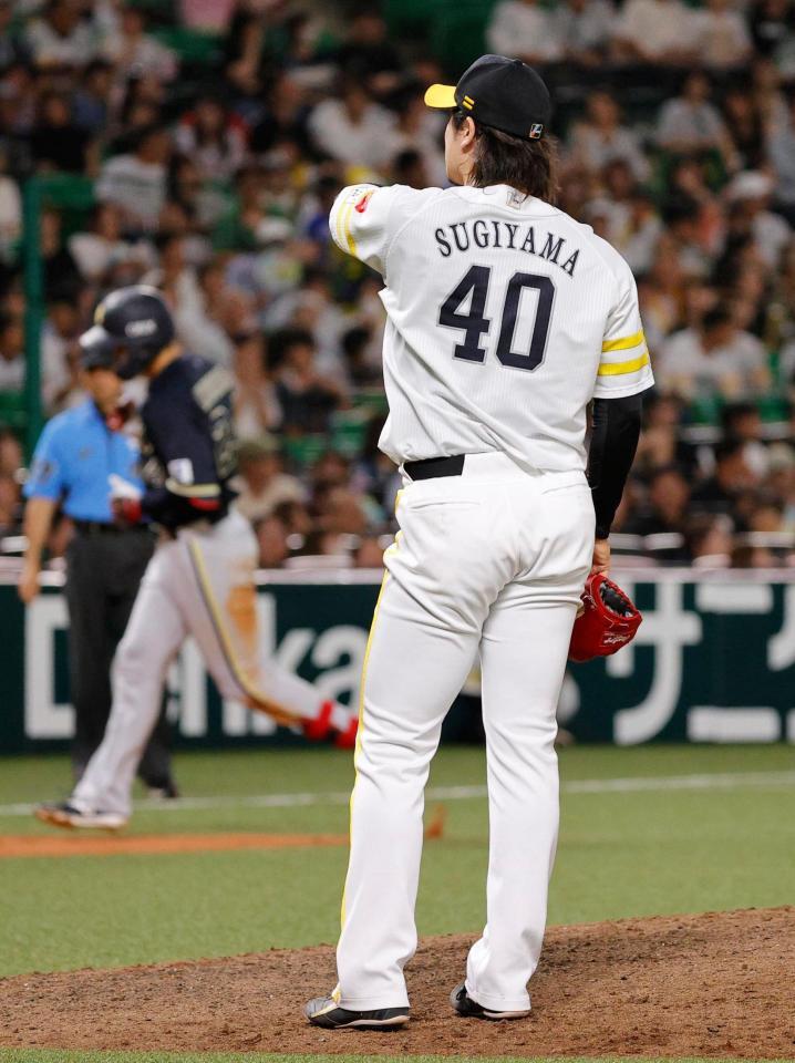 ９回、紅林（奥）に３ランを浴びた杉山
