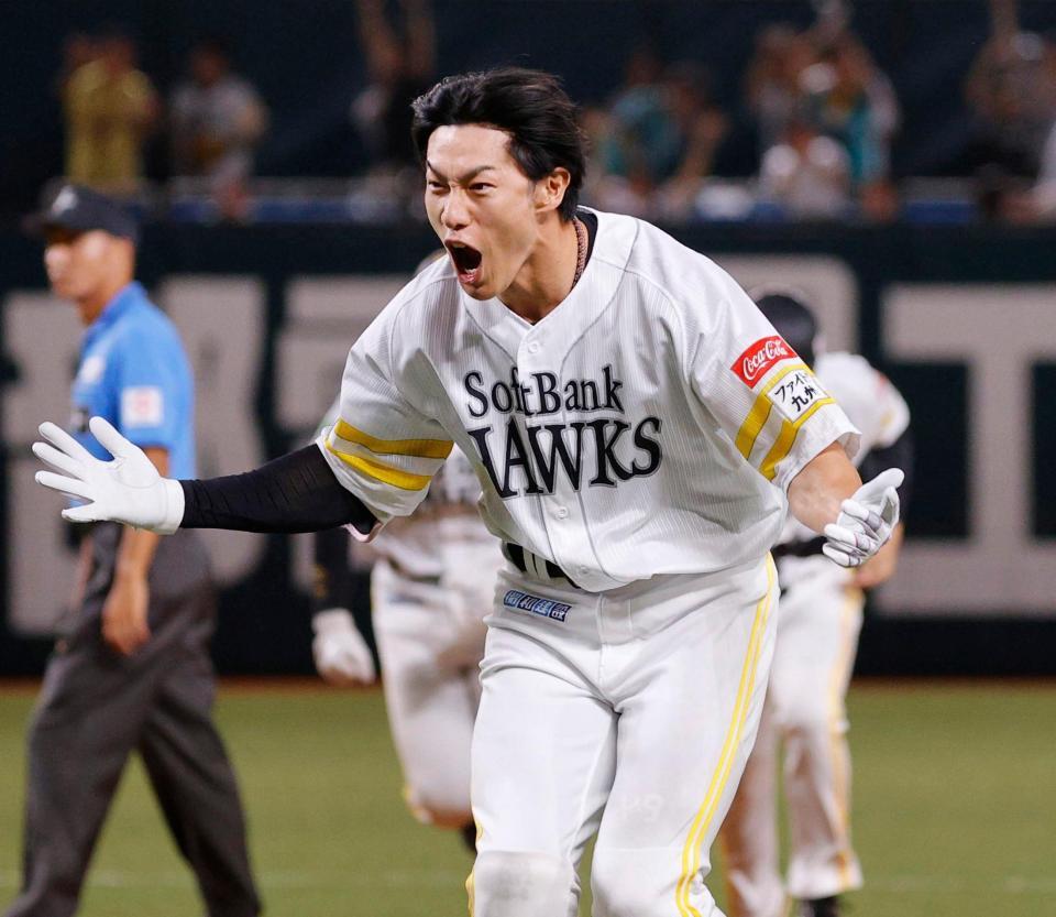 ９回、代打でサヨナラ打を放ち、ナインに向かって絶叫する柳田