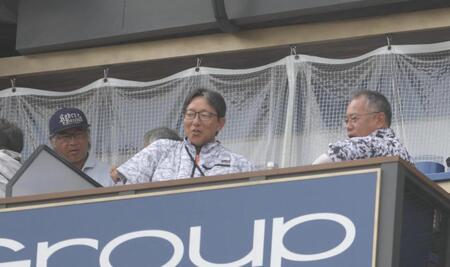 試合を見つめる阪神の吉野スカウト（中央）ら（撮影・吉澤敬太）