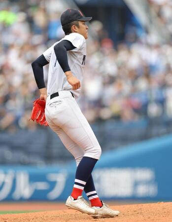 ５回、投球後、足を気にする横浜・織田翔希（撮影・吉澤敬太）