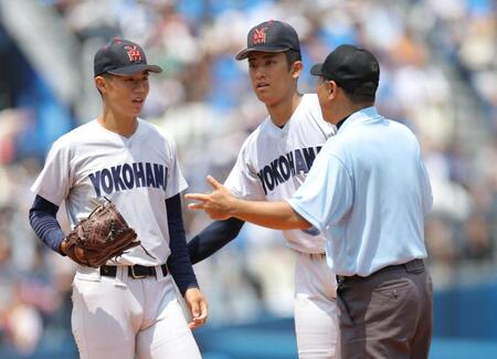 ７回、足がつった横浜・織田翔希（中央）に変わり、小林鉄三郎（左）がマウンドへ向かうも、交代が認められずベンチに下がる（撮影・吉澤敬太）