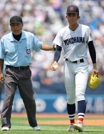 審判に付き添われながら降板する横浜・織田翔希（撮影・吉澤敬太）