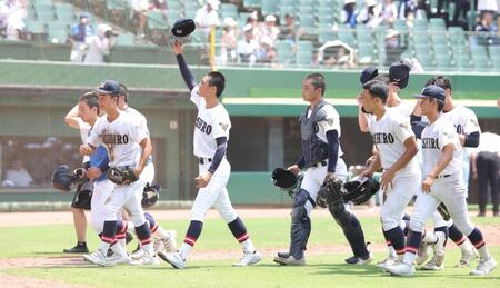 ５回コールドで須磨学園に快勝し、決勝進出を決めた社ナイン（撮影・坂部計介）