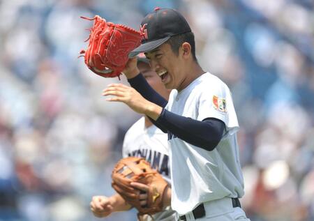 ６回の投球を終え、笑顔でベンチに戻る横浜・織田翔希（撮影・吉澤敬太）
