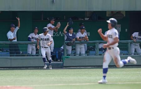 １回、履正社・北西華一の先制適時打で盛り上がる履正社ナイン（撮影・中田匡峻）