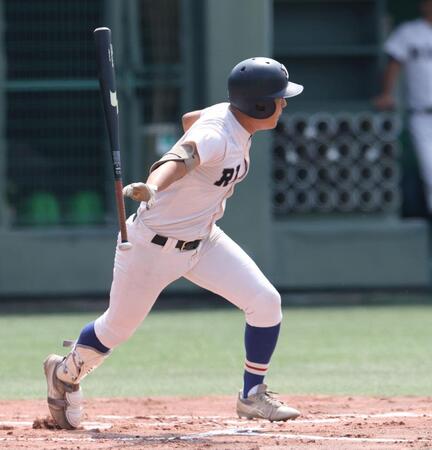 １回、レフトへ先制適時打を放つ履正社・北西華一（撮影・中田匡峻）