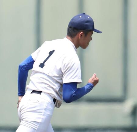 ４回、近大付・北本大空を空振り三振に斬り、拳を握る履正社・木村颯（撮影・中田匡峻）