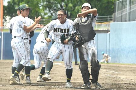 試合後に喜びを見せる、箕面学園・園田大登（中央）