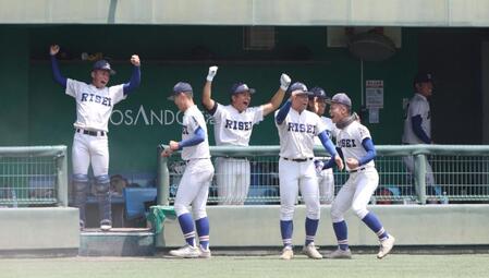 １０回、履正社・辻竜乃介の走者一掃の勝ち越し適時三塁打に盛り上がる履正社ナイン（撮影・中田匡峻）