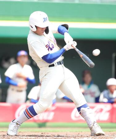 １回、神戸国際・石原悠資郎は左越えに２ランを放つ（撮影・坂部計介）