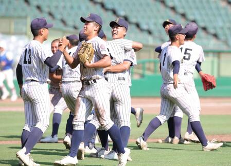 延長戦の末神戸国際に勝利し、抱き合って喜ぶ明石商ナイン（撮影・坂部計介）