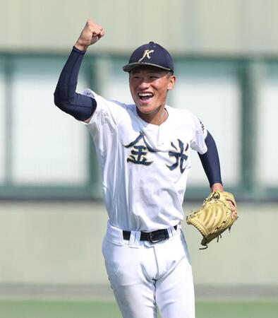 ６回を投げ終え、笑顔を見せる金光大阪・岸一希（撮影・中田匡峻）