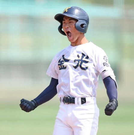１回、先制の２点適時打を放ち、ほえる金光大阪・中川侑大（撮影・中田匡峻）