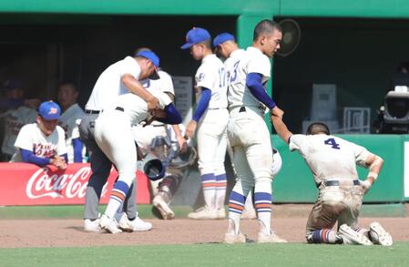 決勝進出ならず、ガックリと引き揚げる神戸国際ナイン（撮影・坂部計介）