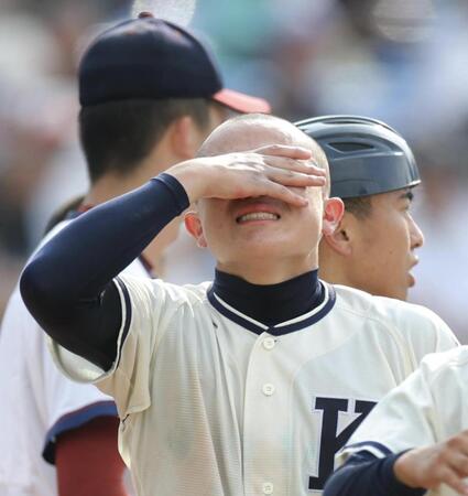 準決勝で敗れ涙する鎌倉学園・堀井祥吾（撮影・吉澤敬太）