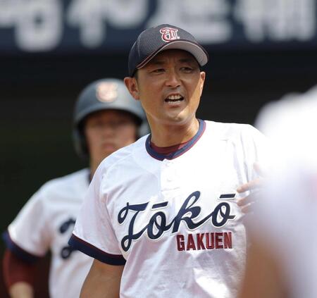 指示を出す桐光学園・天野喜英監督（撮影・吉澤敬太）