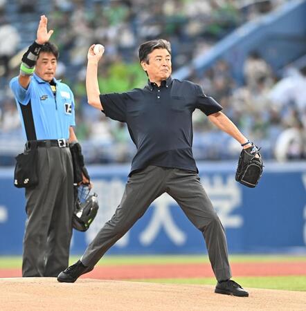 始球式を務める三浦友和（撮影・開出牧）