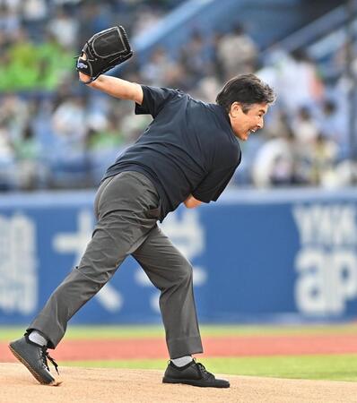 始球式を務める三浦友和（撮影・開出牧）