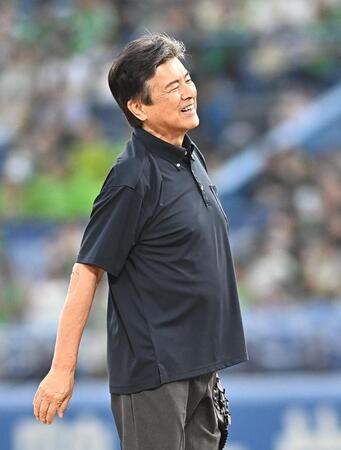始球式を務め笑顔を見せる三浦友和（撮影・開出牧）