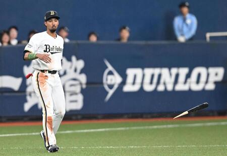 ２回、飛んできた山本のバットに驚く宗（撮影・高部洋祐）