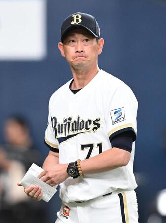 メンバー表交換を終えベンチに戻る岸田監督（撮影・高部洋祐）