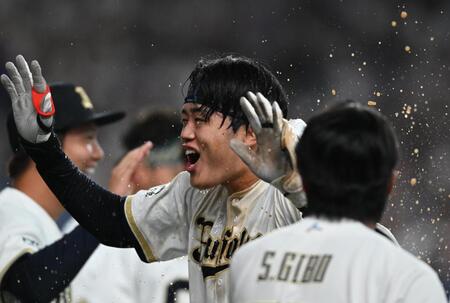 ９回、サヨナラ打を放ち祝福を受ける太田（撮影・高部洋祐）