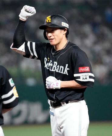 ６回、勝ち越し打を放ちガッツポーズするソフトバンク・柳田